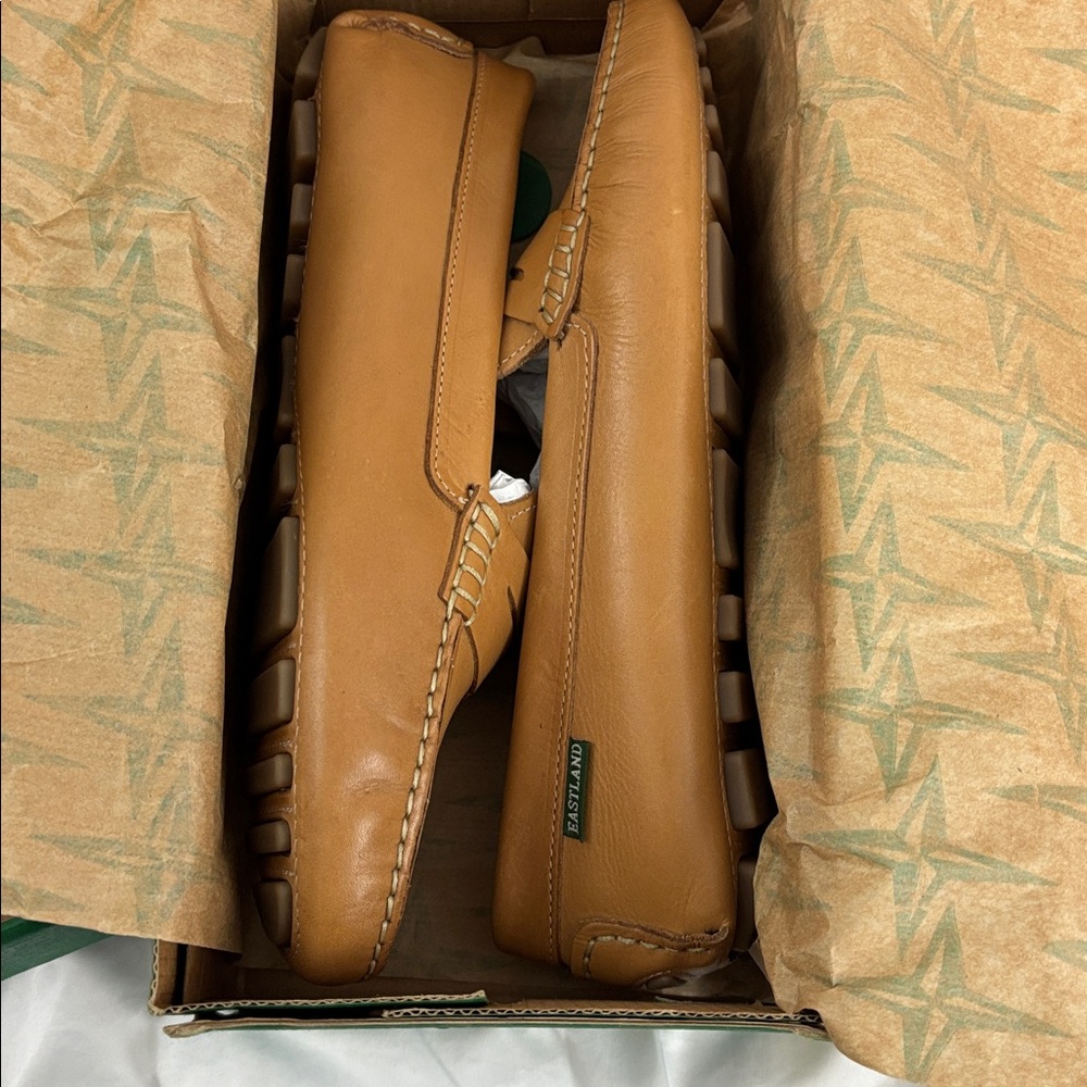 New in Box Eastland sz11 Women’s Patricia Camel color Leather Slip-On Loafers… - Picture 4 of 9